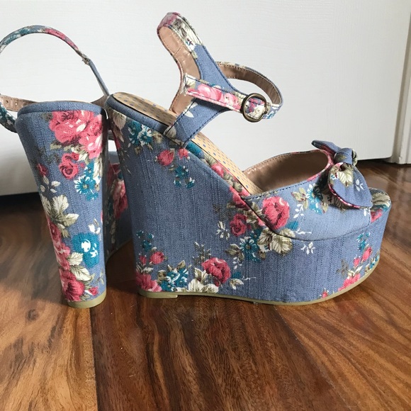 Forever 21 Shoes - Platform sandals NWOT